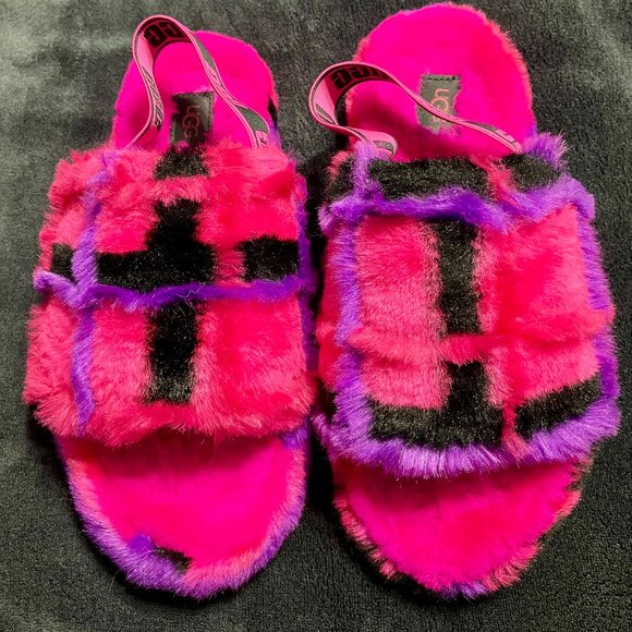 UGG Slippers - Picture 1 of 4